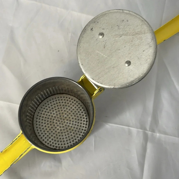 VINTAGE MCM 50’s Tala Potato Ricer Bright Yellow Manual Made In England - Picture 5 of 11